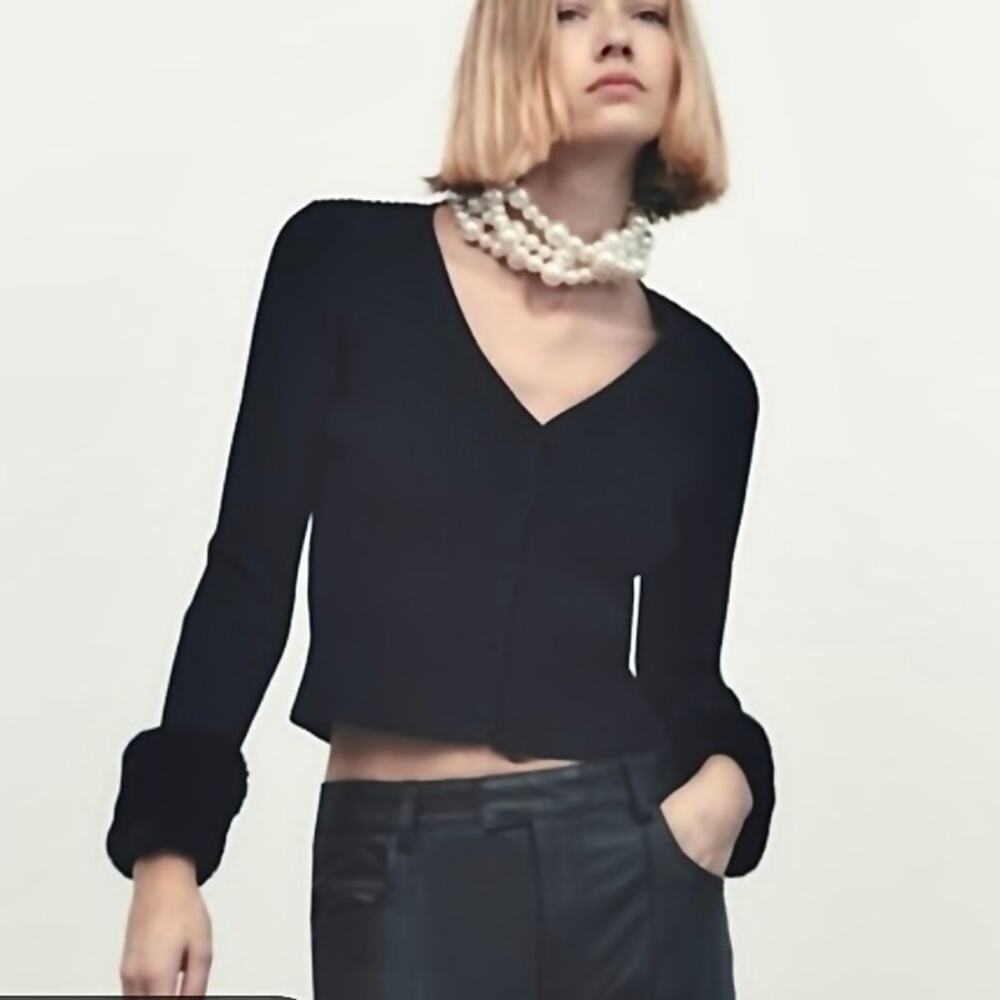 Zara Cardigan Ribbed Knit
Faux Fur Cuff
Size Junior small NWOT